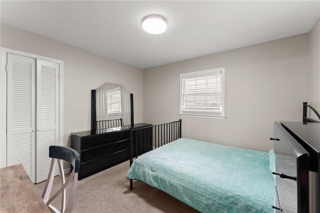 1283 Woodleigh Rd SW, Marietta, GA 30008 - carpeted bedroom with a closet