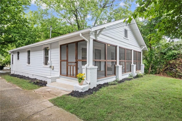 1591 Jonesboro Rd SE, Atlanta, GA 30315 - view of front facade with a sunroom and a front lawn