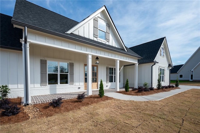 view of front facade featuring a front lawn and covered porch