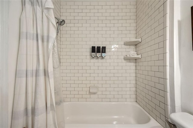 66 Howell St NE, Atlanta, GA 30312 - full bathroom featuring shower / bathtub combination with curtain and toilet
