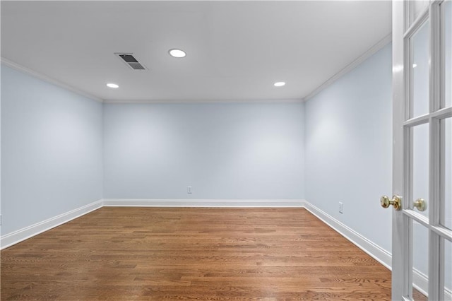 empty room featuring crown molding, recessed lighting, baseboards, and visible vents