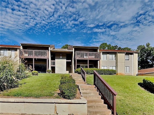 view of front of house featuring a front yard