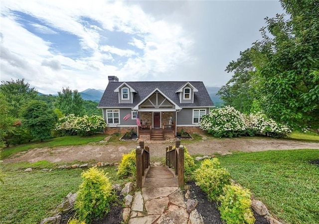 view of front of home featuring a front lawn