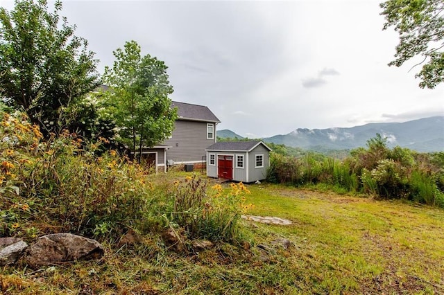 view of yard featuring a storage unit and a mountain view