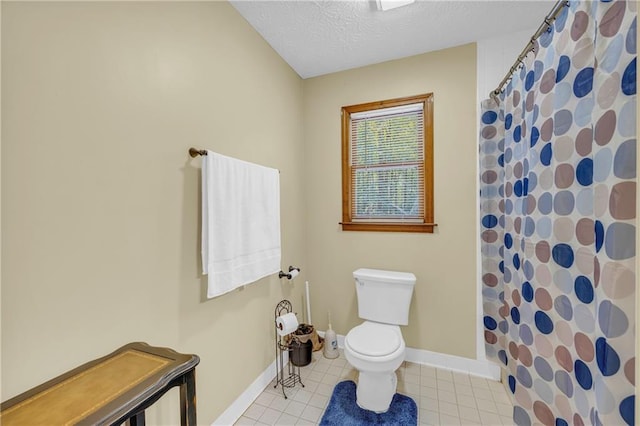 bathroom with toilet, a shower with curtain, and a textured ceiling