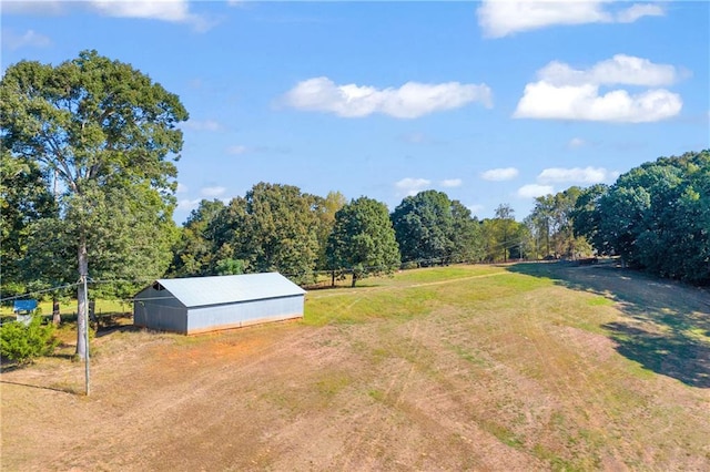 view of yard featuring an outbuilding