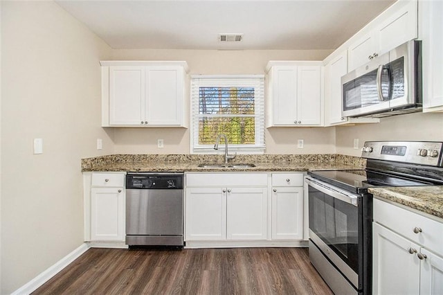 kitchen with dark wood-style flooring, visible vents, appliances with stainless steel finishes, and a sink