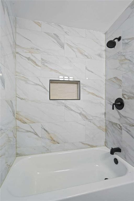 bathroom featuring tiled shower / bath combo