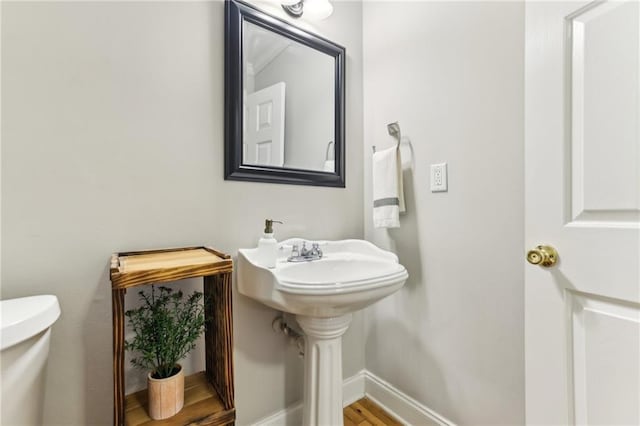 bathroom with baseboards