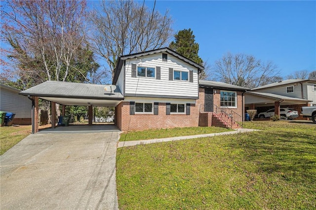 split level home featuring a carport, driveway, brick siding, and a front yard