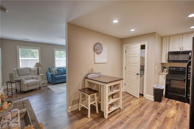 dining room featuring recessed lighting, baseboards, visible vents, and light wood-style flooring