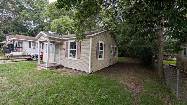 view of front of house featuring a front lawn