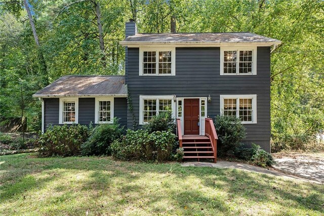 colonial inspired home featuring a front yard