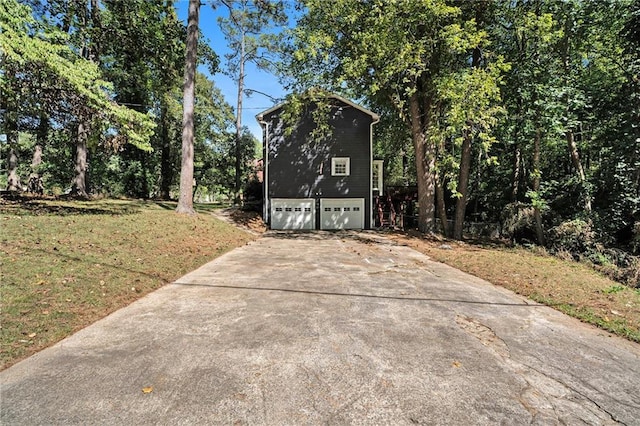 view of front facade featuring a front yard and a garage