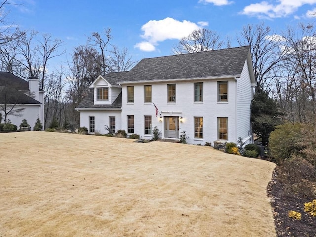 view of front facade featuring a front lawn