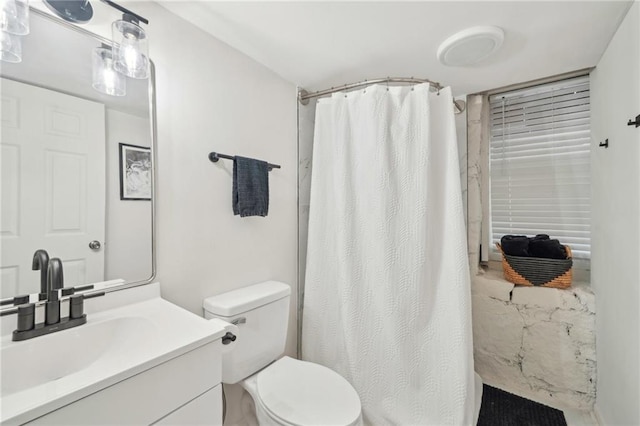 full bathroom featuring vanity, toilet, and a shower with curtain