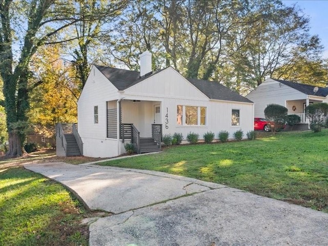 view of front of property with a front lawn