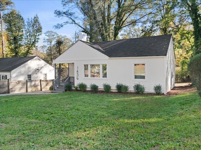 view of front of property with a front yard