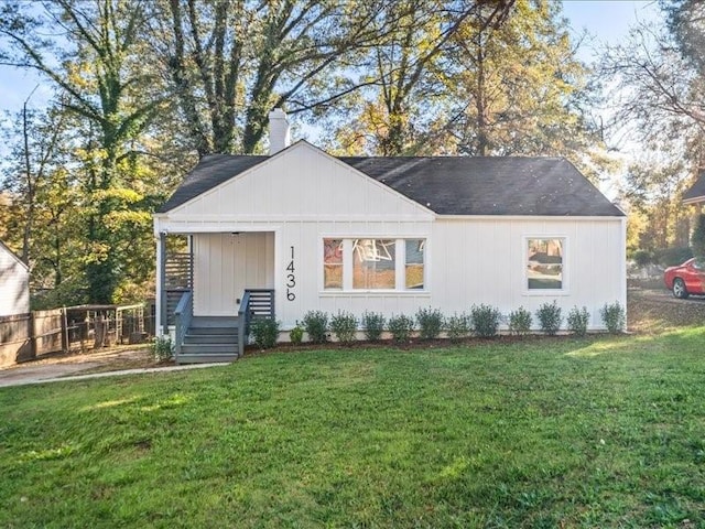 view of front facade featuring a front yard and a porch