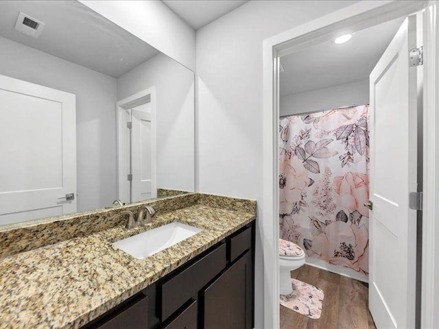 full bath featuring wood finished floors, toilet, vanity, and a shower with curtain