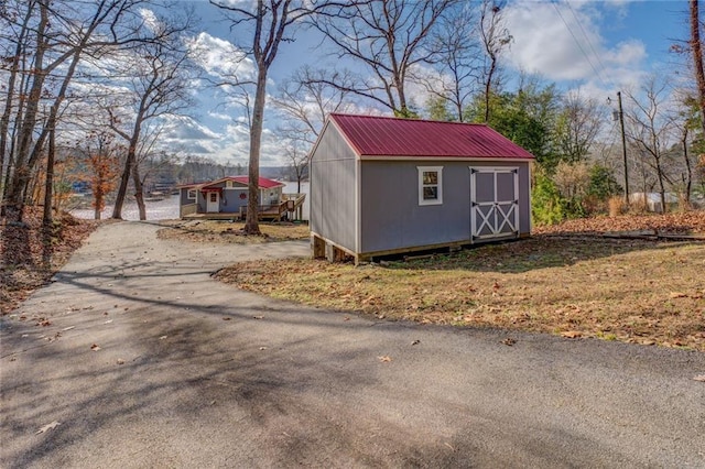 view of outdoor structure with an outbuilding