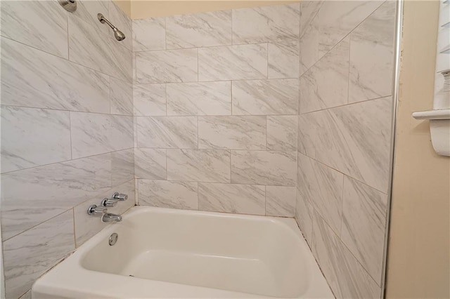 bathroom featuring tiled shower / bath