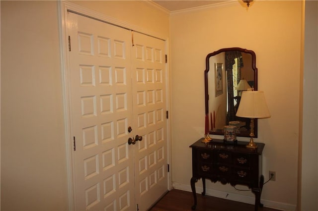 entryway featuring crown molding, baseboards, and dark wood-style floors