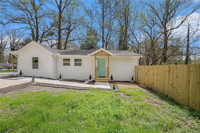 single story home featuring a front yard