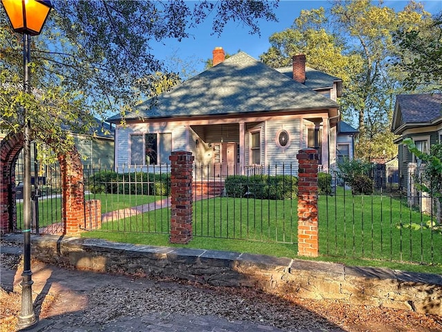 bungalow-style house featuring a front lawn