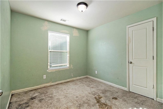 unfurnished room with carpet flooring