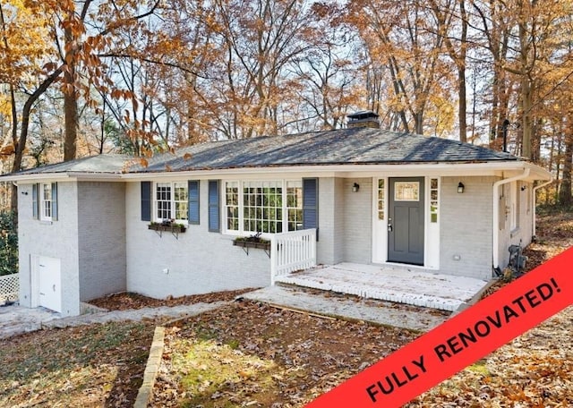 single story home with a porch