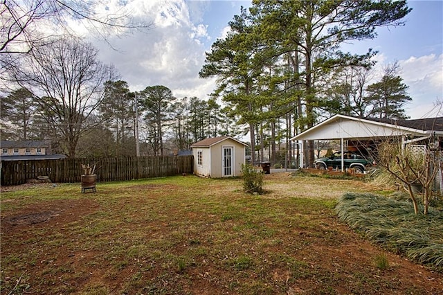 view of yard with an outbuilding and fence