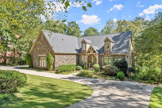 view of front of property featuring a front yard