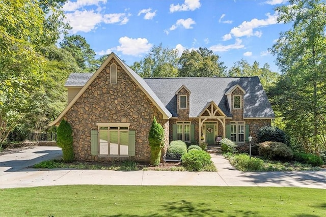 view of front of property featuring a front lawn