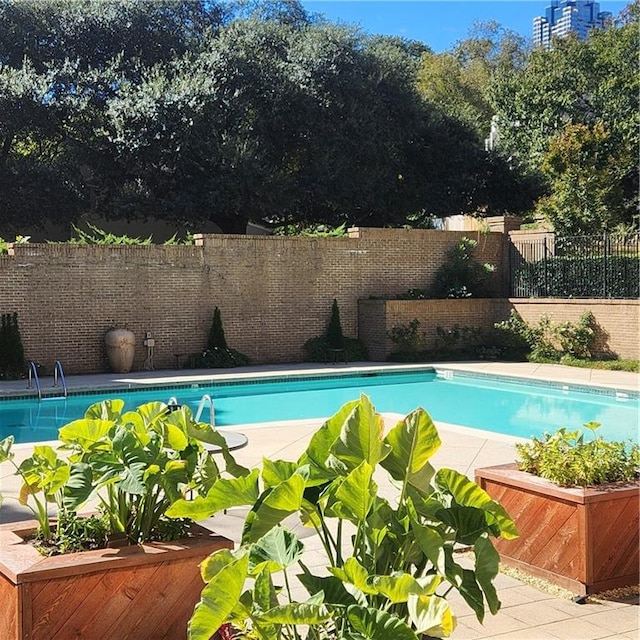 view of swimming pool