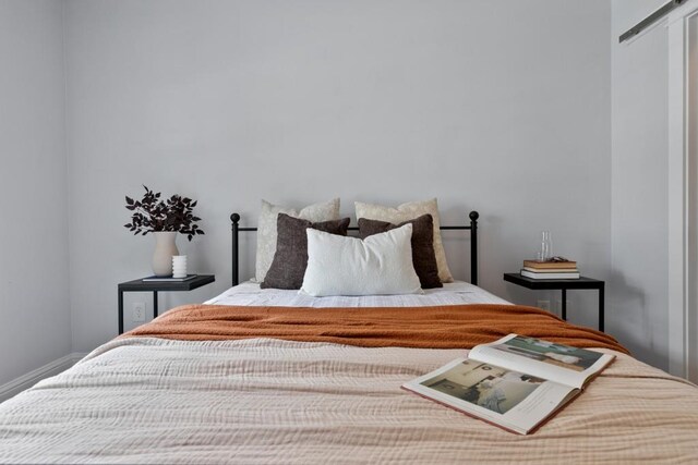 bedroom featuring a barn door