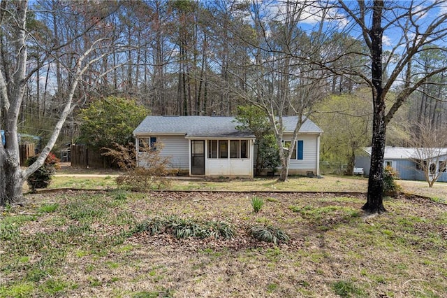 ranch-style home featuring a front lawn