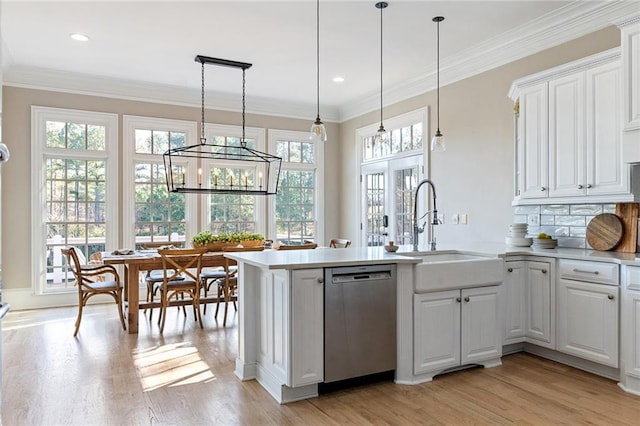6191 Talmadge Run, Acworth, GA 30101 - kitchen featuring a sink, light wood-style flooring, a peninsula, and dishwasher