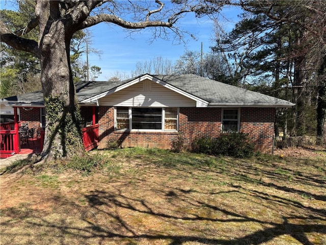 view of front of home featuring a front yard and brick siding