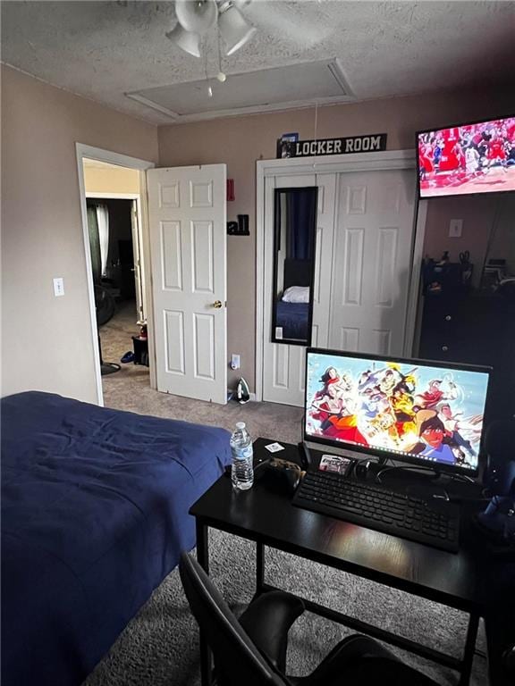 bedroom featuring a textured ceiling, carpet, and ceiling fan