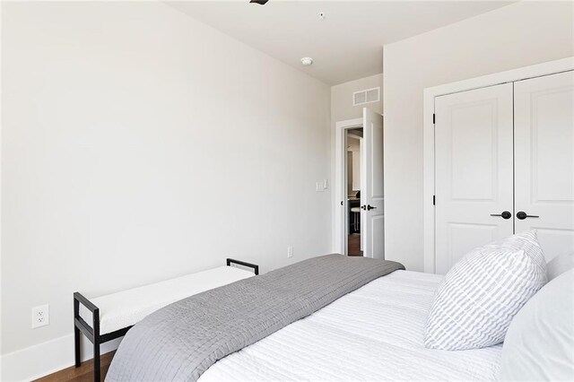 7220 Summit Pl, Alpharetta, GA 30009 - bedroom featuring a closet, dark wood-type flooring, and a ceiling fan