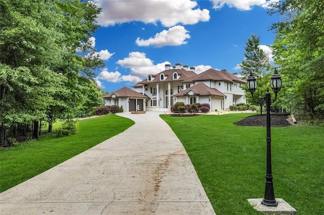 view of front of property featuring a front yard and driveway