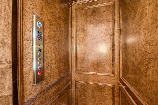 room details with elevator