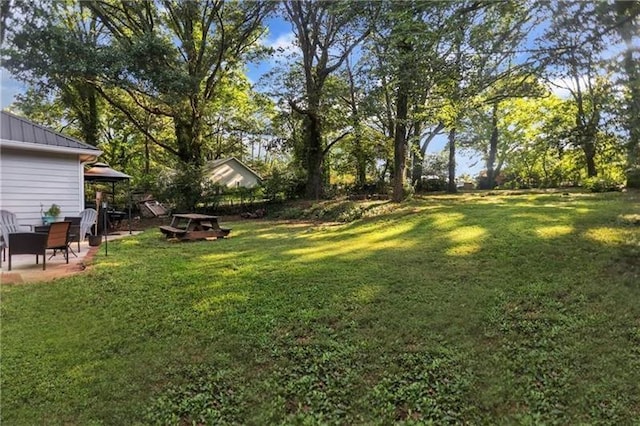 view of yard featuring a patio