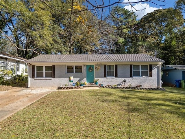 single story home with a front yard