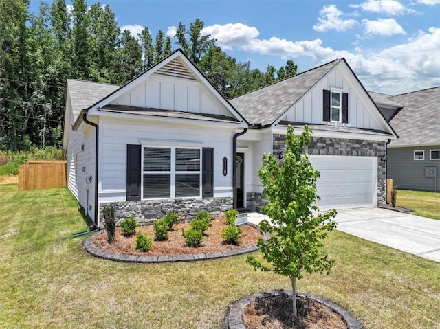 view of front facade featuring a garage and a front yard