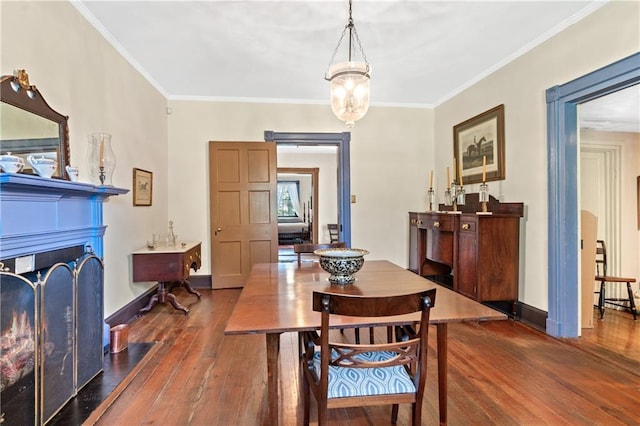 dining area featuring a notable chandelier, crown molding, and dark hardwood / wood-style flooring