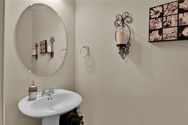 bathroom featuring sink