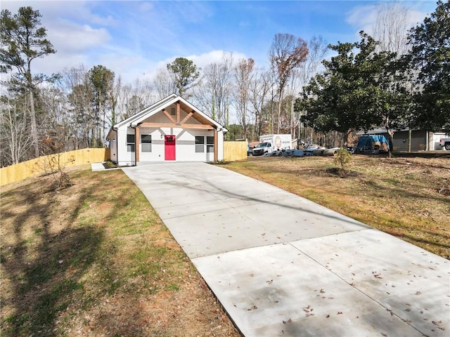 view of front of property featuring a front lawn and fence