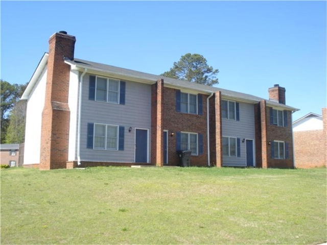 view of front facade featuring a front lawn